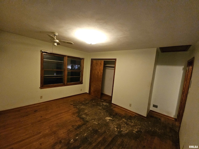 unfurnished bedroom with ceiling fan and a closet