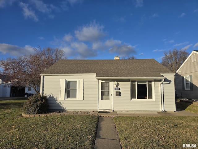 view of front facade featuring a front yard