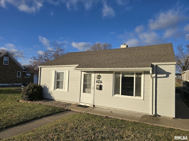 bungalow featuring a front lawn