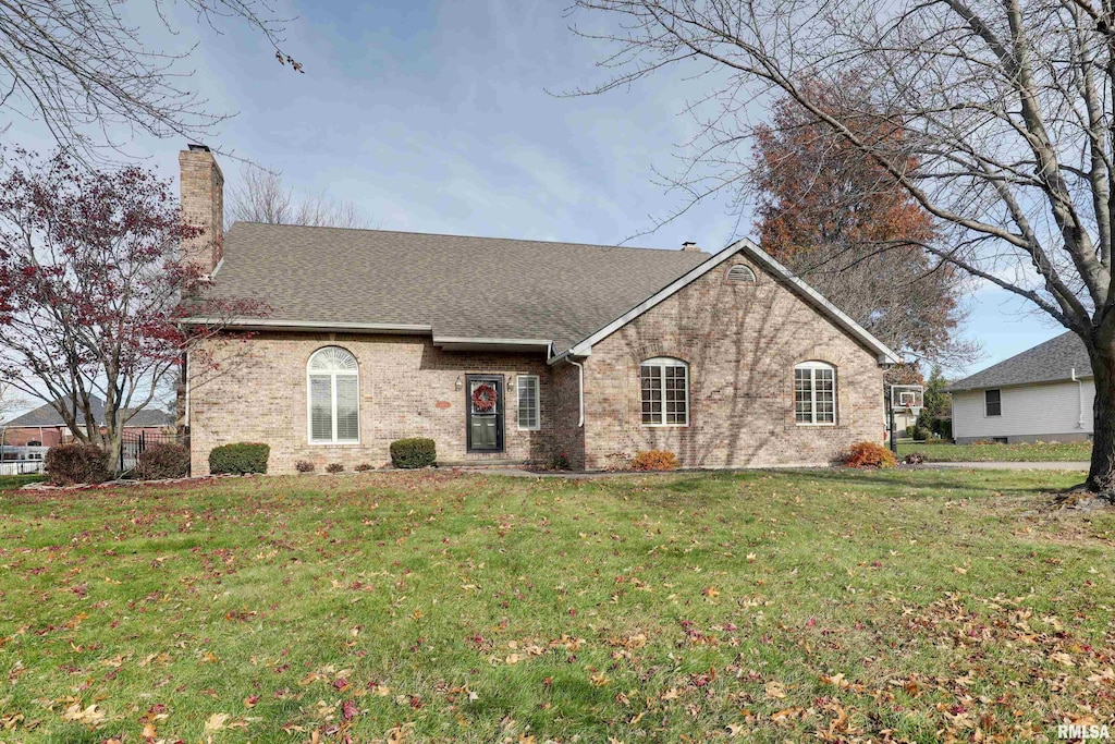 view of front of home featuring a front lawn