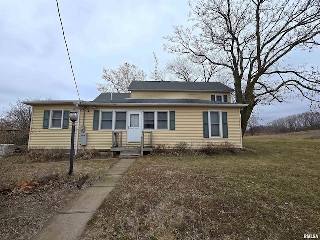 view of front of property featuring a front yard