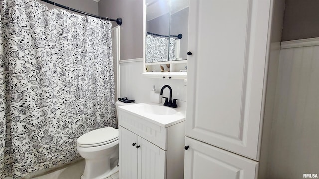 bathroom with a shower with curtain, vanity, and toilet