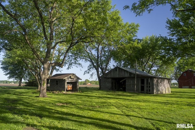 view of yard with an outdoor structure