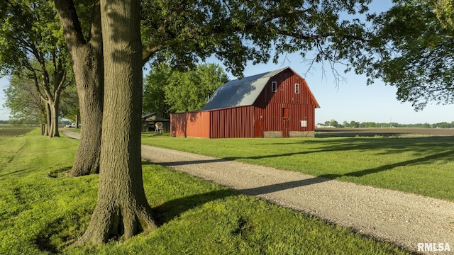 view of yard featuring an outdoor structure