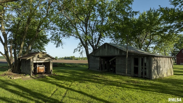 view of yard featuring an outbuilding