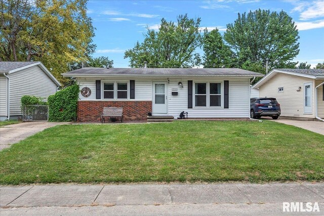 view of front of home featuring a front yard