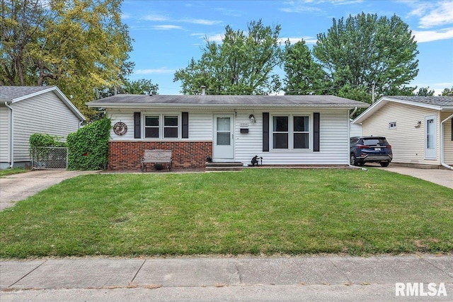 view of front of home featuring a front lawn