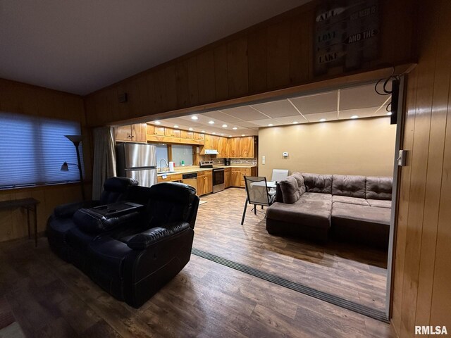 bedroom featuring ceiling fan, a drop ceiling, and light carpet