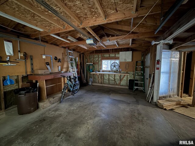 sunroom / solarium with ceiling fan