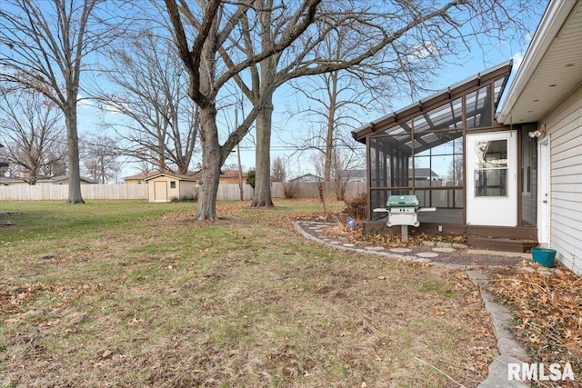 view of yard featuring a shed