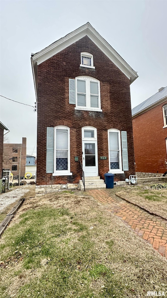 view of front of property with a front yard