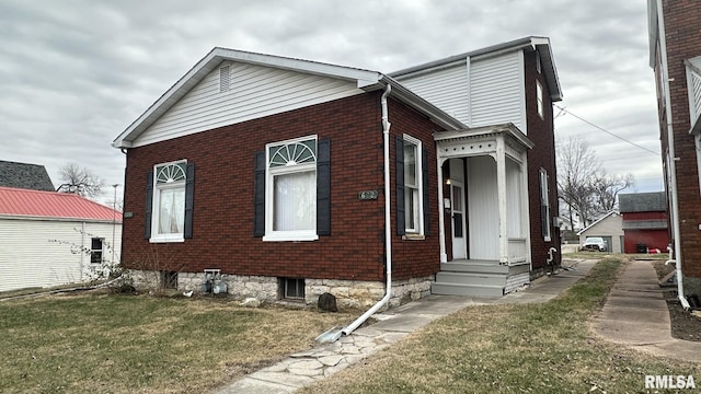 view of front facade featuring a front lawn