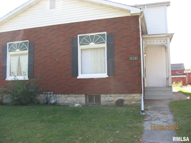 view of side of property with a lawn