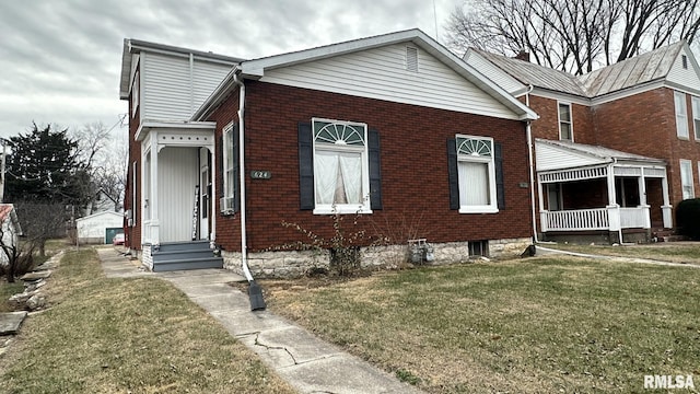 view of front of property with a front lawn