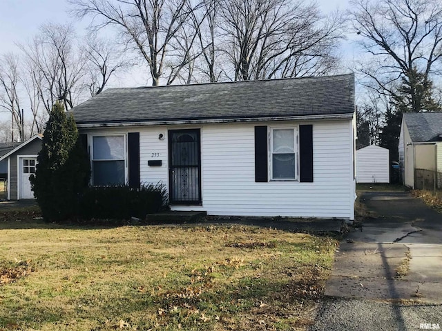 view of front of property featuring a front yard