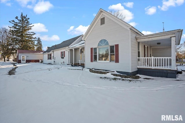 view of front of property featuring covered porch and an outdoor structure