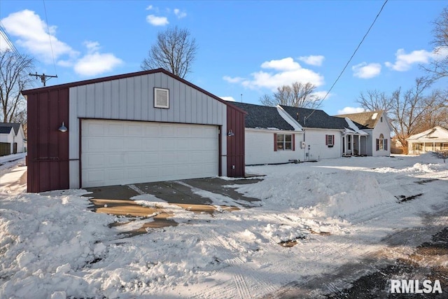 view of front facade with a garage