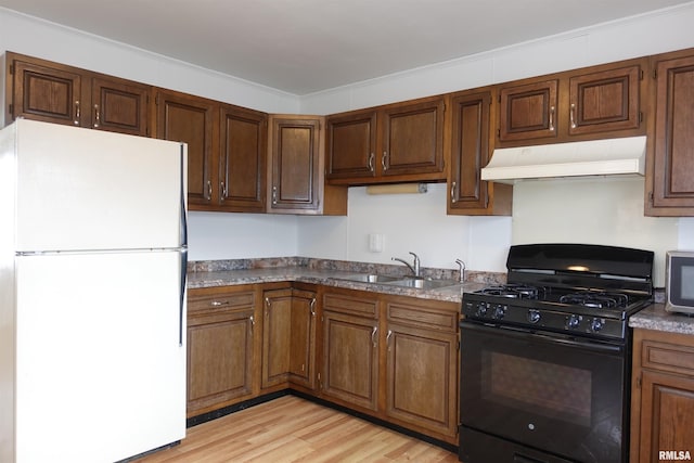 kitchen featuring sink, light hardwood / wood-style flooring, crown molding, white fridge, and black range with gas cooktop