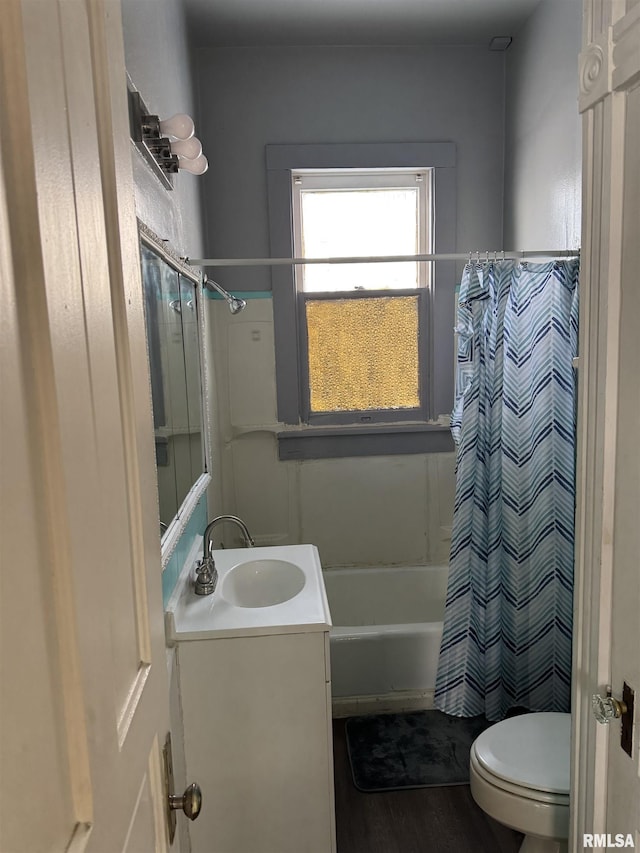 full bath with shower / tub combo, toilet, and vanity