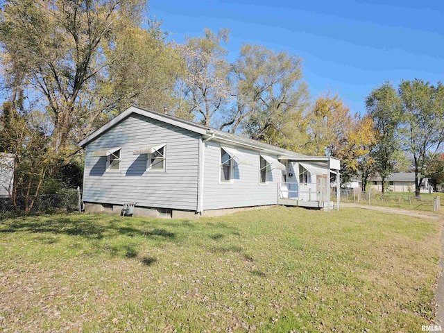 view of front of property featuring a front lawn