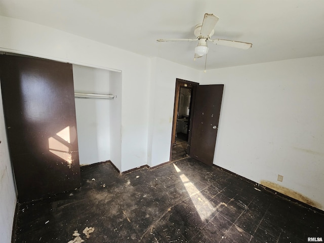 unfurnished bedroom with ceiling fan and a closet