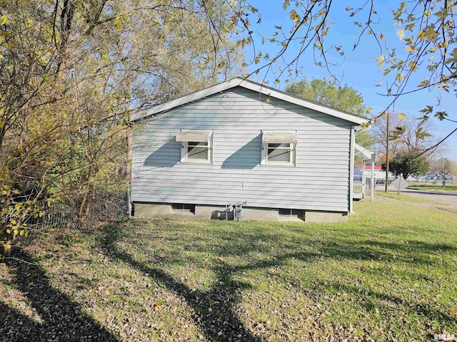 view of side of property featuring a yard