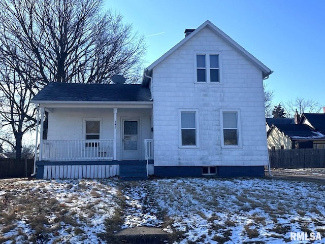 view of front facade with covered porch and fence