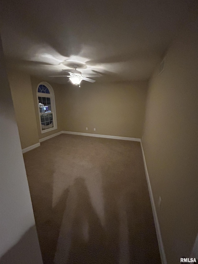 carpeted empty room featuring ceiling fan