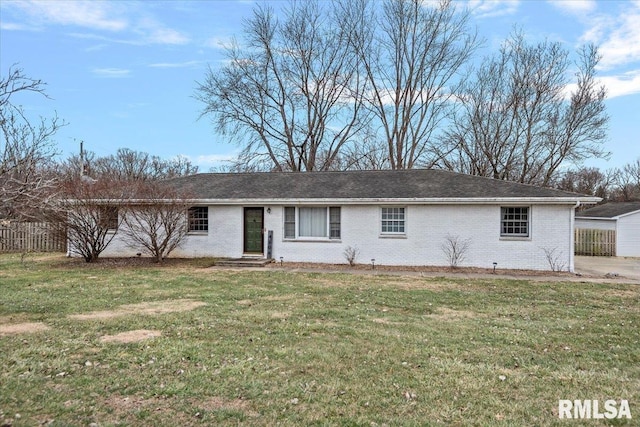 ranch-style home featuring a front lawn