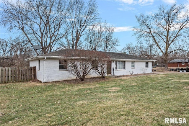 ranch-style house featuring a front yard