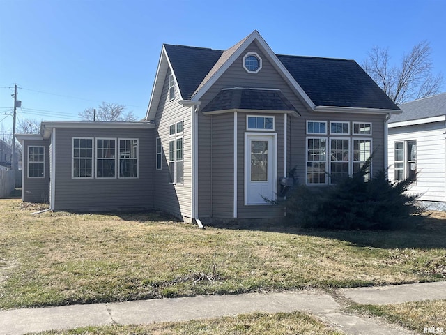 view of front of home featuring a front lawn