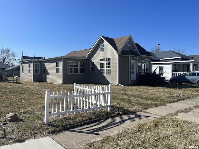 view of front of house featuring a front lawn