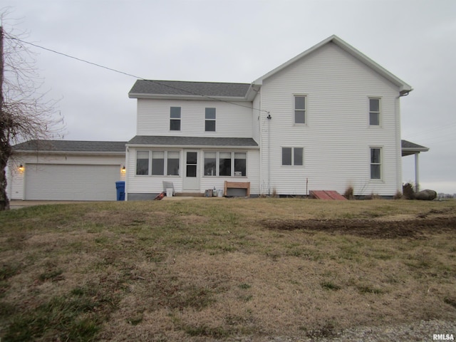 view of front of home featuring a front yard and a garage