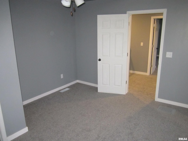 unfurnished room featuring ceiling fan and carpet floors