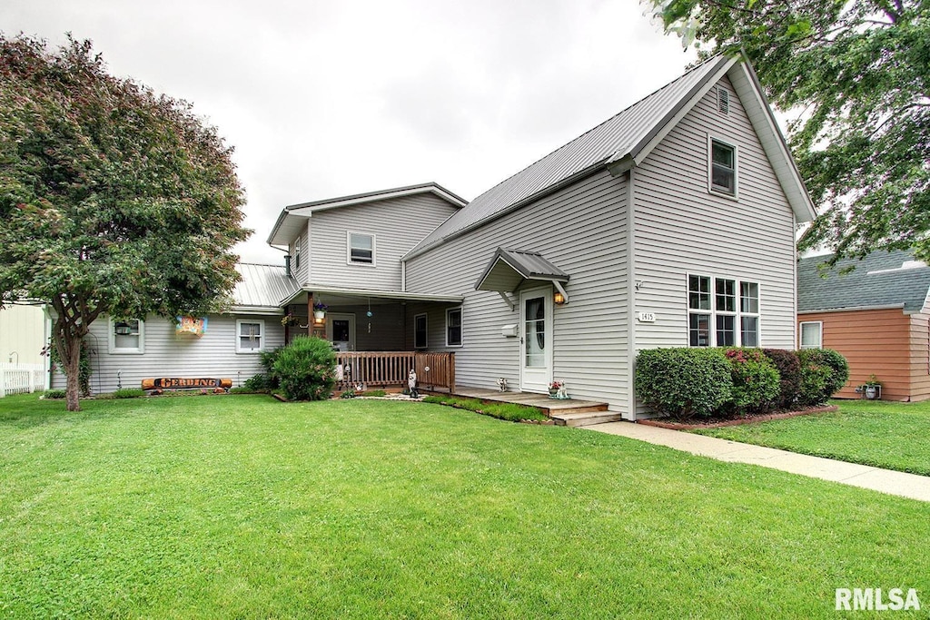 view of front facade with a porch and a front lawn