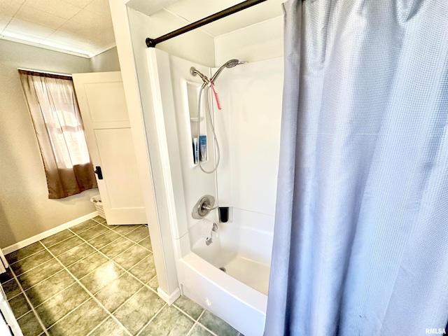 bathroom with shower / bath combo with shower curtain and ornamental molding