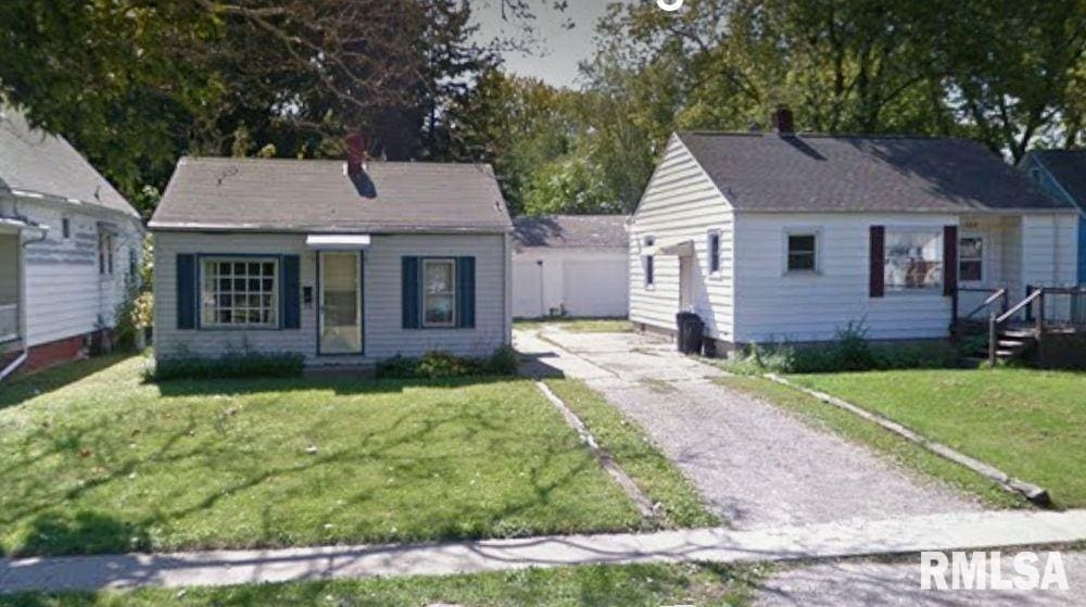 bungalow-style home featuring a front lawn