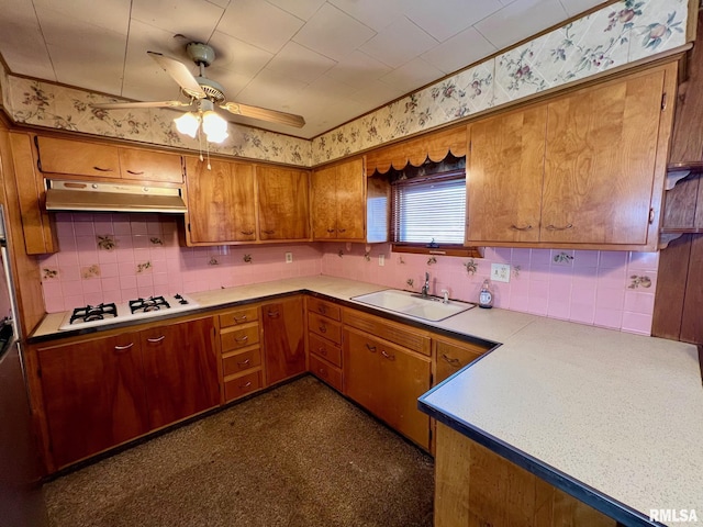 kitchen featuring tasteful backsplash, white gas cooktop, sink, and ceiling fan