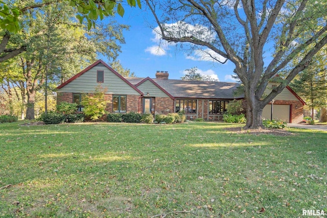 view of front facade featuring a garage and a front yard