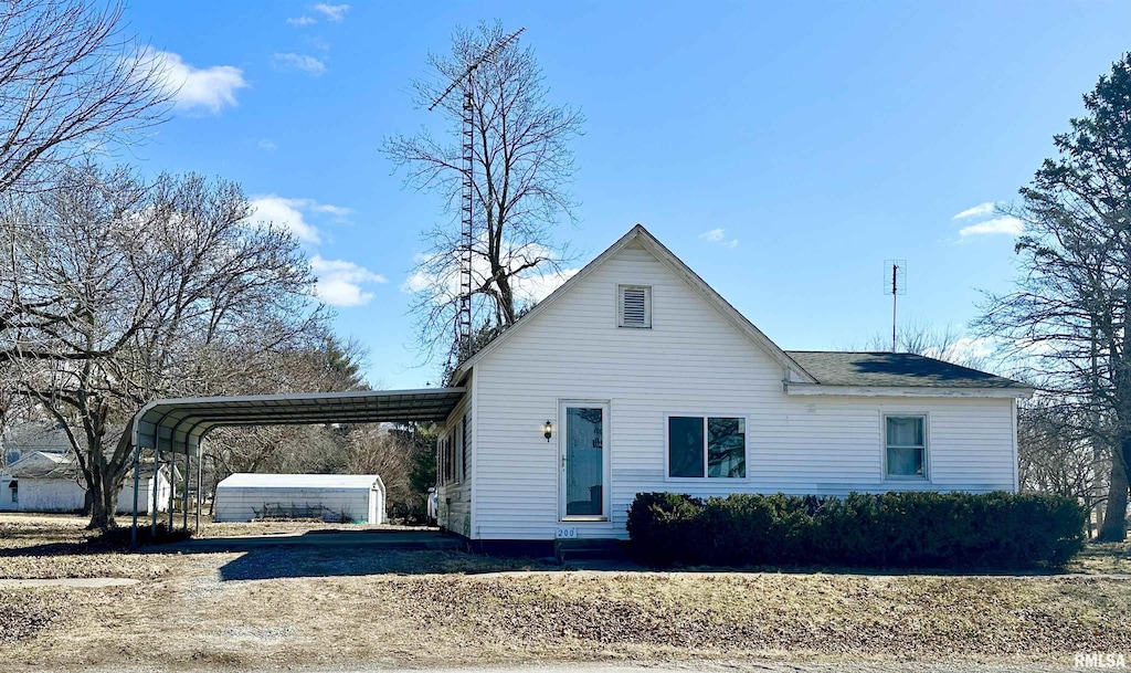 view of front facade with a carport and dirt driveway