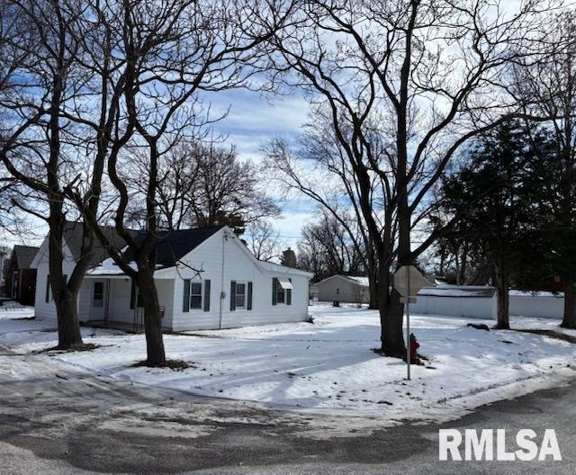 view of yard layered in snow