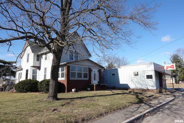 view of front of house with a front yard