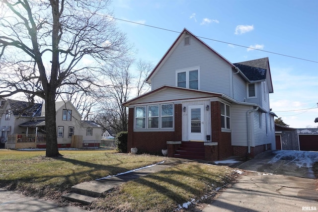 view of front of house featuring a front lawn