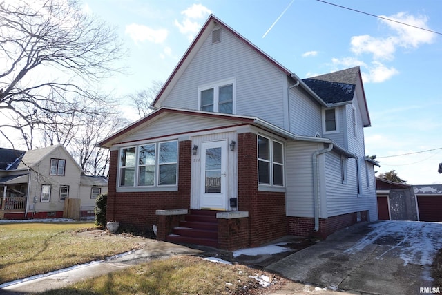 view of front facade featuring a front yard