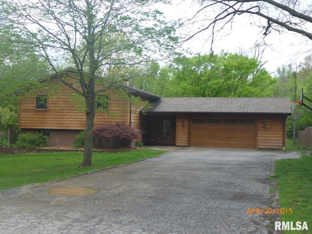 view of front of house featuring a garage and a front yard