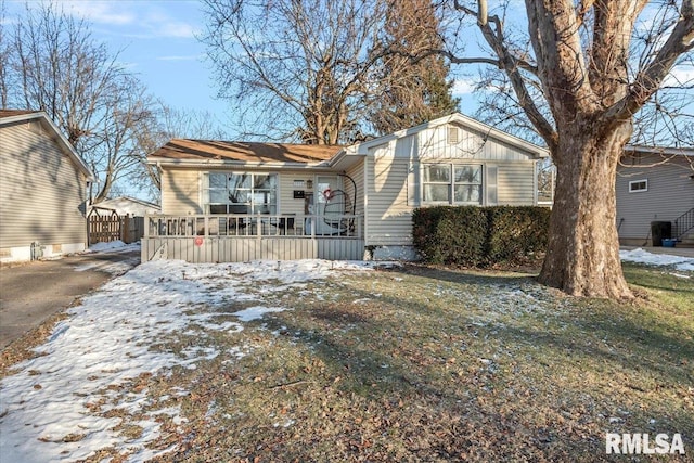 single story home featuring a front lawn