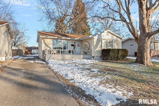 ranch-style home featuring a porch