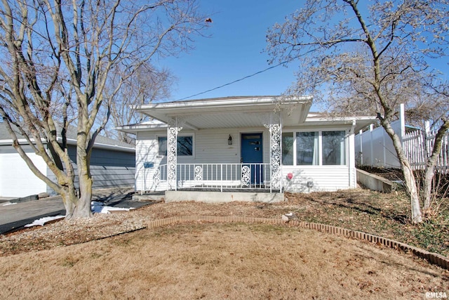 view of front of property featuring a front yard and a porch