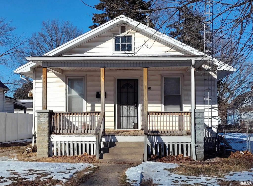 view of front of property with covered porch and fence