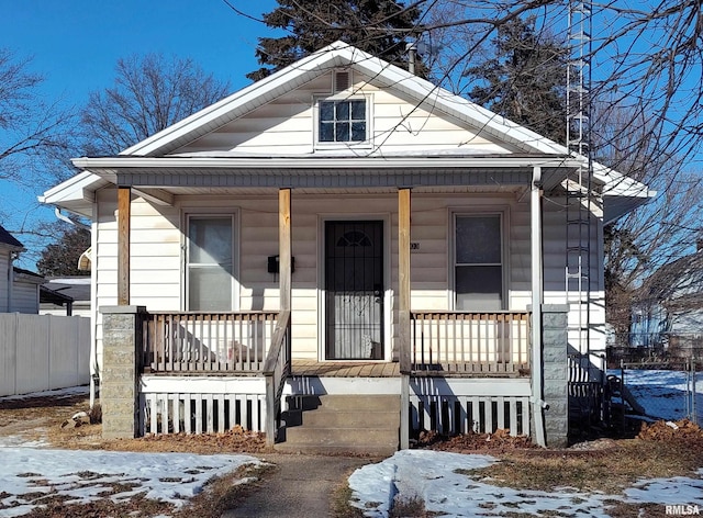 view of front of property with covered porch and fence